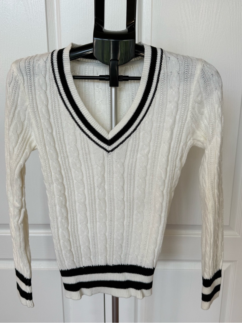 Classic Commense Cable Knit V-Neck Sweater White with Black Trim Size XS✨